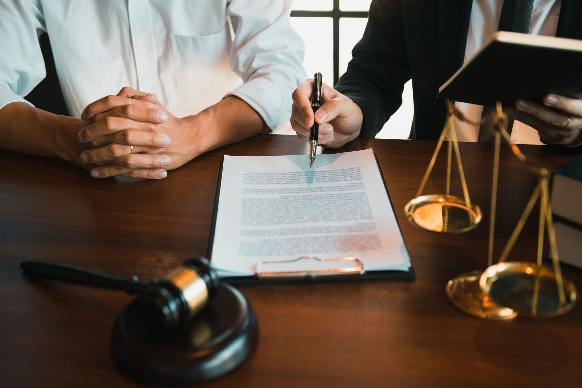 lawyer-explained-to-the-client-about-the-legal-issues