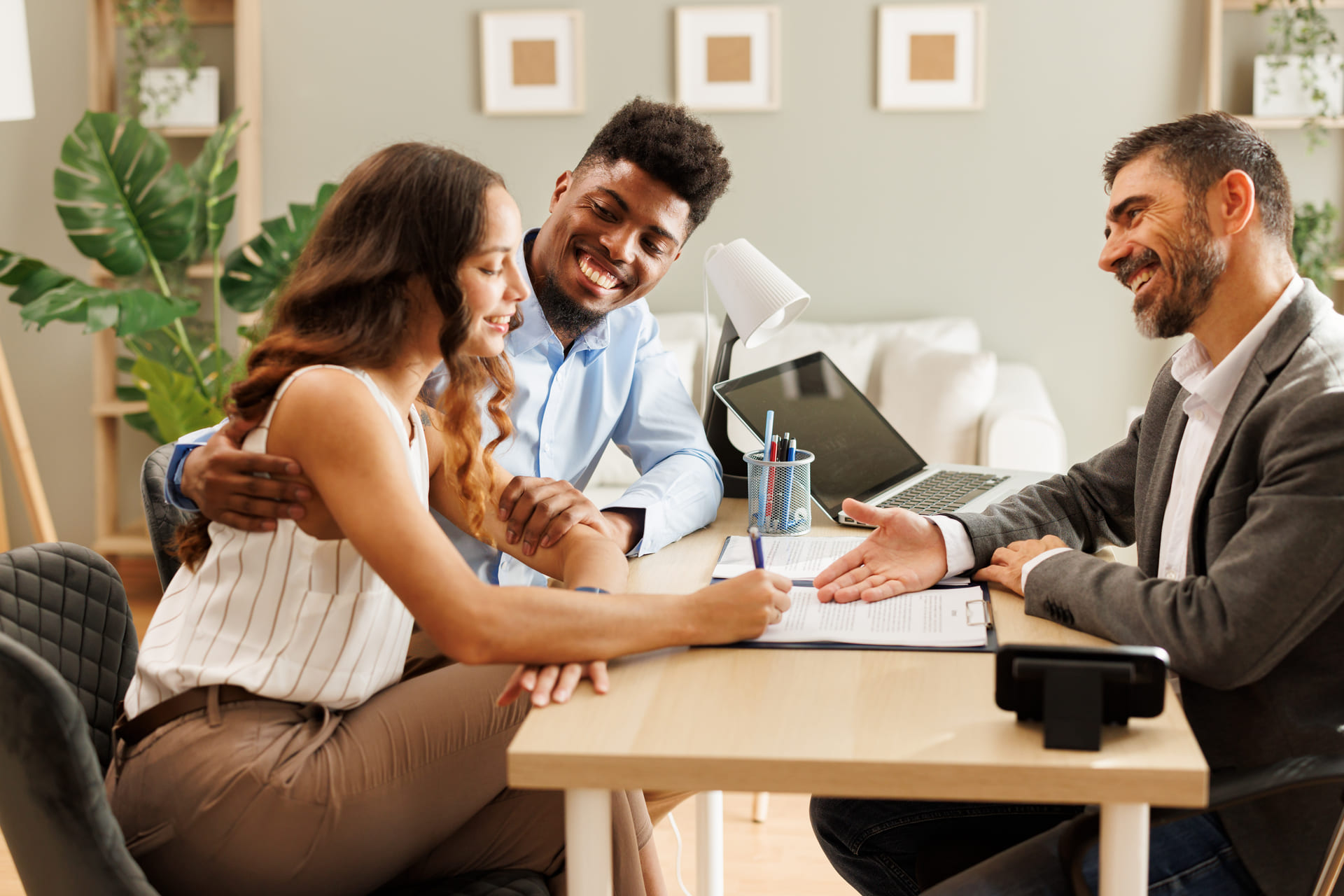 young-couple-meeting-with-lawyer
