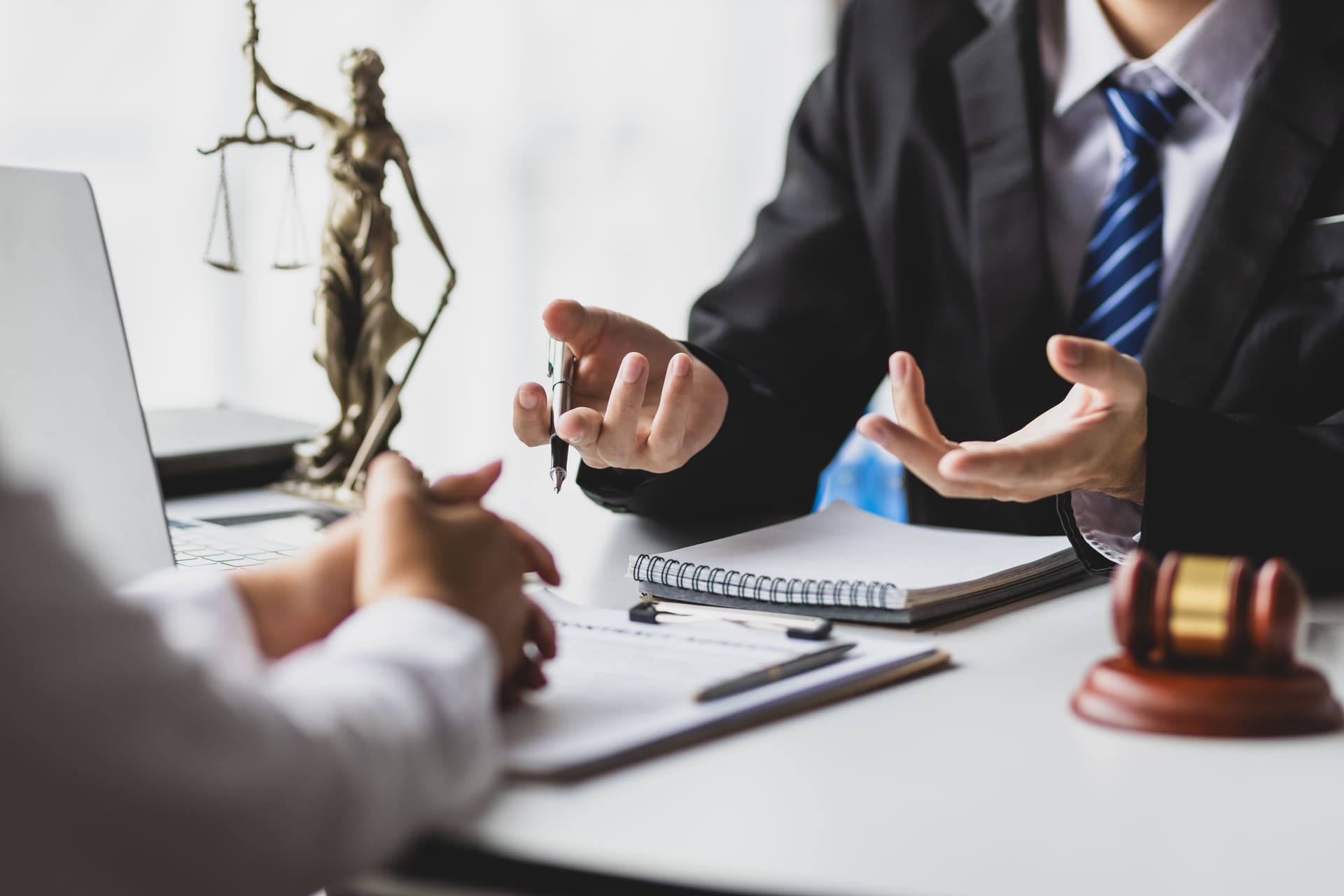 legal-consultation-in-a-bright-business-office